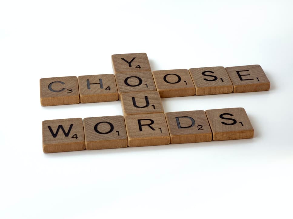 Fichas de scrabble que leen "choose your words", clave para evitar el keyword stuffing